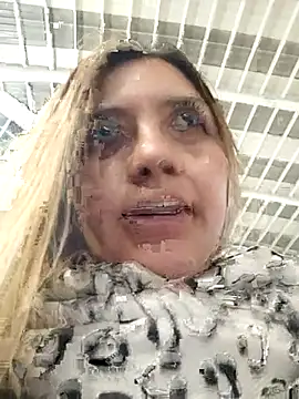 Alana_69 - Walking full naked at mall! Risky100%