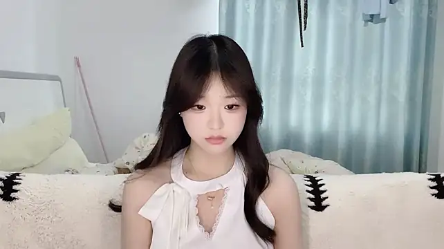 Yunbaobao- - 新人女大 大家帮我点点爱心 💗