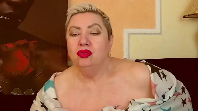 LadyPosh - JUST GIVE ME A SMILE!