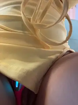 Juanita-Diaz - THREE FINGERS UNDER THE TABLE + CREAM 🥵