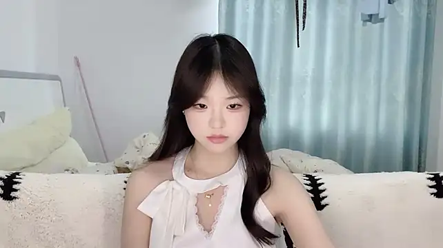 Yunbaobao- - 新人女大 大家帮我点点爱心 💗