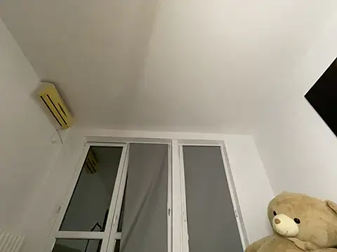 BlueEyes_BB - I m sooo horny : rub pussy