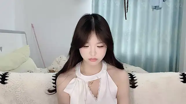 Yunbaobao- - 新人女大 大家帮我点点爱心 💗