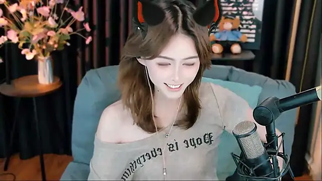 Ava-bady - 生活奇奇怪怪，我要可可耐耐~换睡衣深蹲15下~