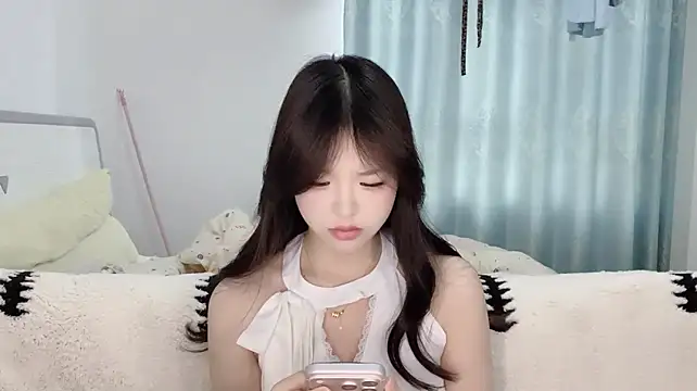 Yunbaobao- - 新人女大 大家帮我点点爱心 💗