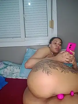 Su_Duarte_1 - Playing with a plug /brincar com plug