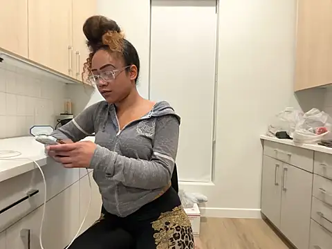 ReeseZen - Boobies out 5m +keep sweater off