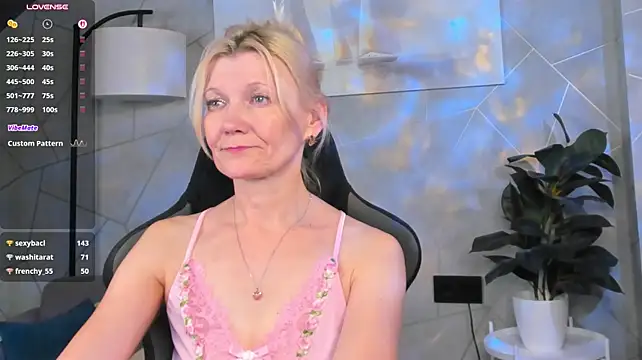 Julie_Lucas - I'll show you where I want your lips now
