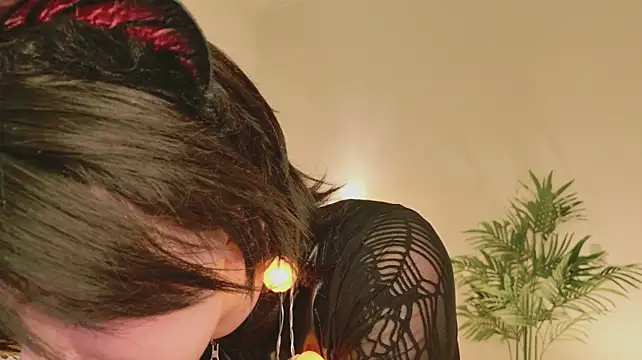 Dark_Diva - unzip my top a bit