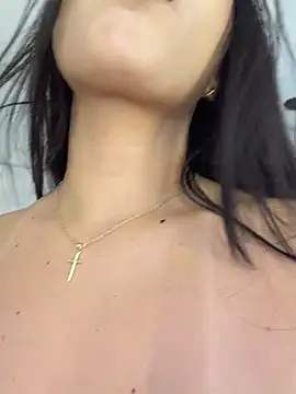 IvonneOwen - DOMI on clit while FINGERING