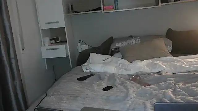 BlondeDesire69 - Quedarme en tetas. Boobs out! 😍