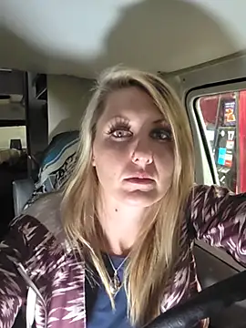 SheIsSomething - Squirt in public place