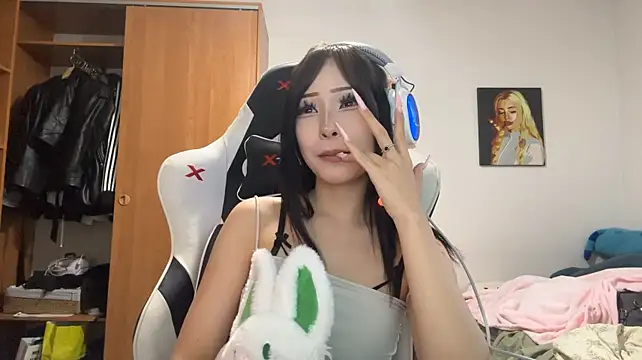 SinaDrenning - Playw with my boobs