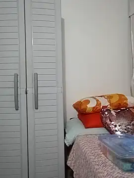 Carolinacrus_01 - spitting on tits