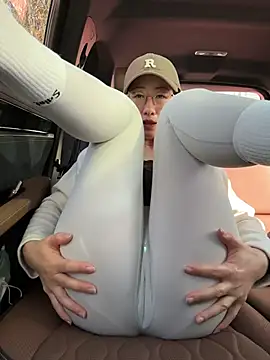 Weiwei103 - 戴乳铃