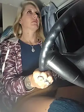 SheIsSomething - Squirt in public place