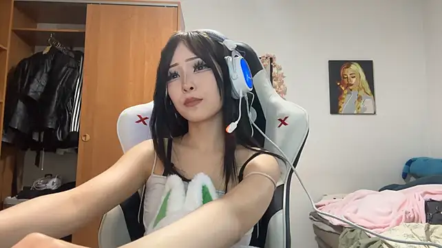 SinaDrenning - Playw with my boobs