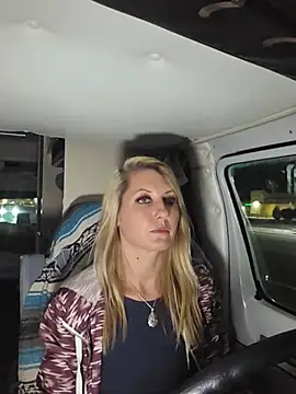 SheIsSomething - Squirt in public place