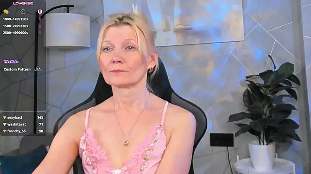 Julie_Lucas - your kisses are here today