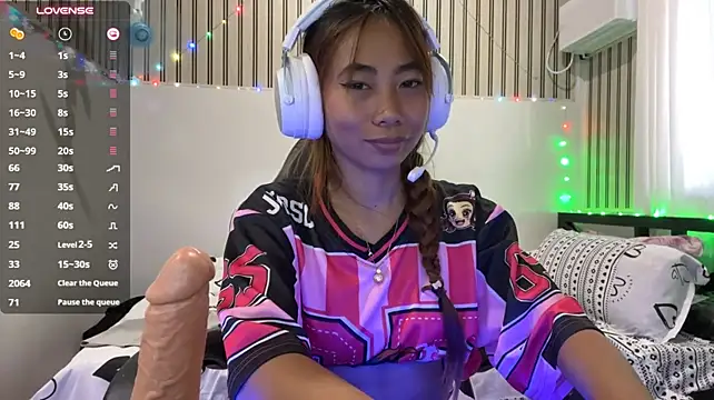 PiaSwida - Lift my top and play with bra