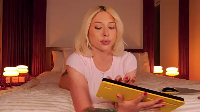 WOW-PeaCH-Girl - sexy naked tease