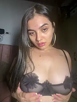 Estrella22 - shows pussy