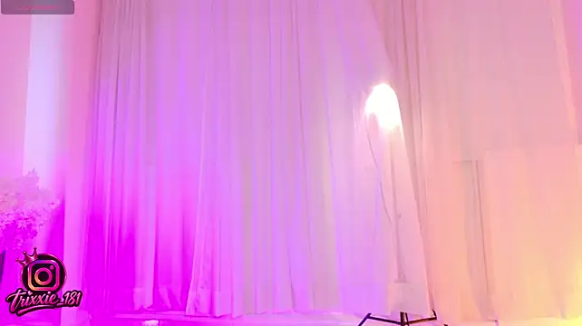 Trixxie_18 - show blowjob