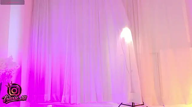 Trixxie_18 - show blowjob