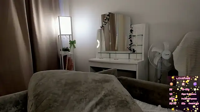 EmilyTrase - lick lips+play with tongue