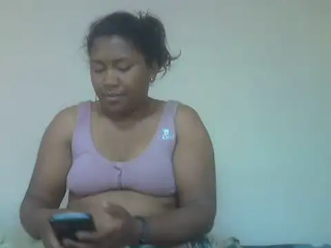 Cutybigass - show tits