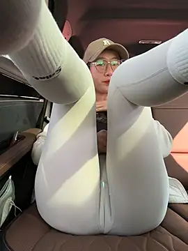 Weiwei103 - 戴乳铃