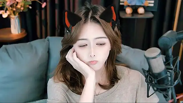 Ava-bady - 生活奇奇怪怪，我要可可耐耐~换睡衣深蹲15下~