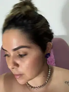 Bella_luna12 - milk in my tits