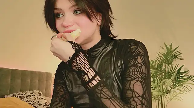Dark_Diva - unzip my top a bit