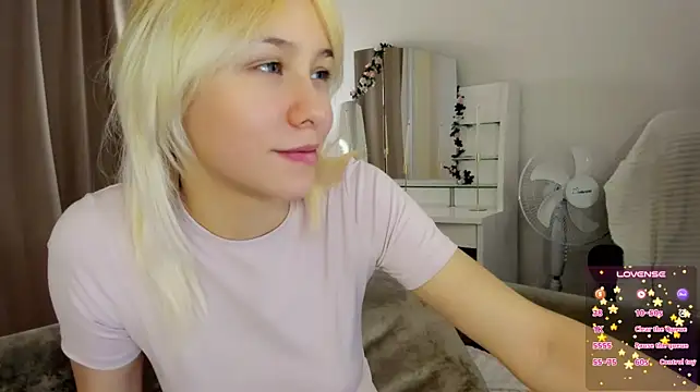 EmilyTrase - lick lips+play with tongue