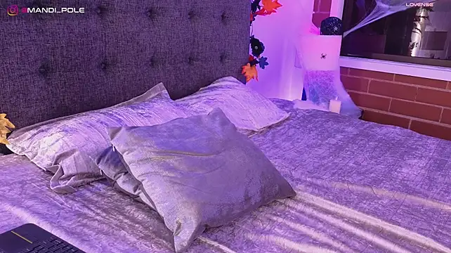 Mandi4pole_ - ​spoil ​me ​with ​some ​love ❤️