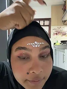Aylin_arabic - I rub my ass and it throbs.