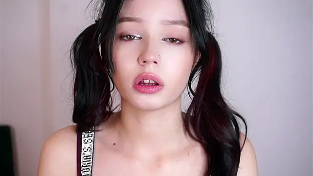 CherryKahae - to play with lips
