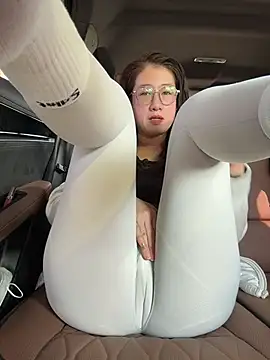 Weiwei103 - 戴乳铃
