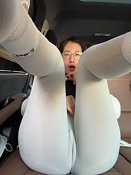 Weiwei103 - 戴乳铃