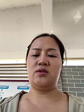 Amy1688 - 户外脱内裤M腿表演
