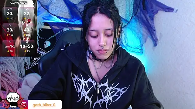 Bunny_O - Topless + nipples clamps 🍒