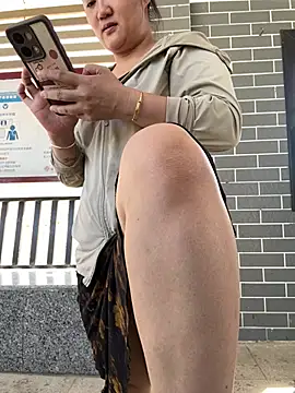 Amy1688 - 户外脱内裤M腿表演