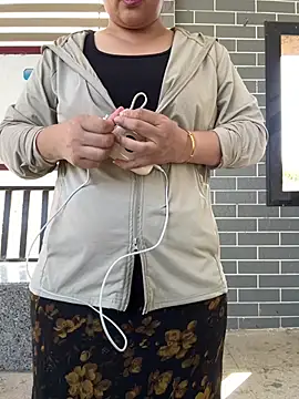 Amy1688 - 户外脱内裤M腿表演