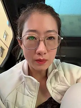 Weiwei103 - 戴乳铃