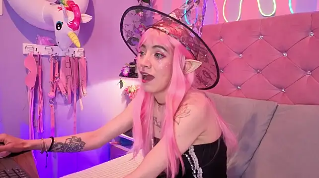 Lauren_evans96 - 😏 Naughty witch shows her charms.
