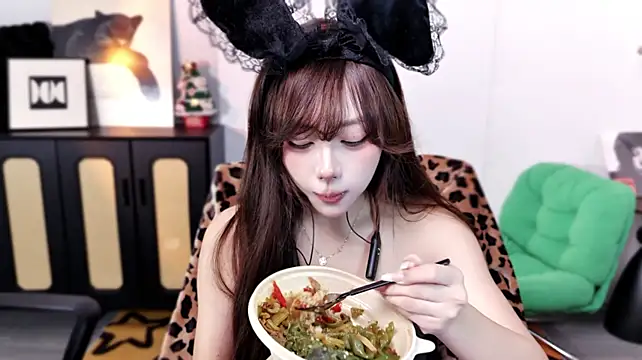 Dolly__Baby - 等大哥哥们报销一顿午餐~