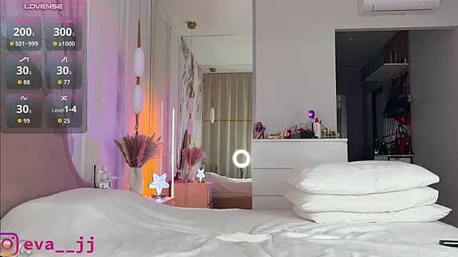 Eva_JJ - Naked and play with pussy