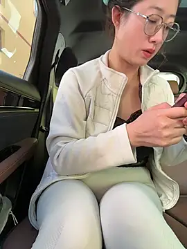 Weiwei103 - 戴乳铃