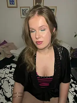 HannahMontana18 - play with my pussy over my panties 1 min